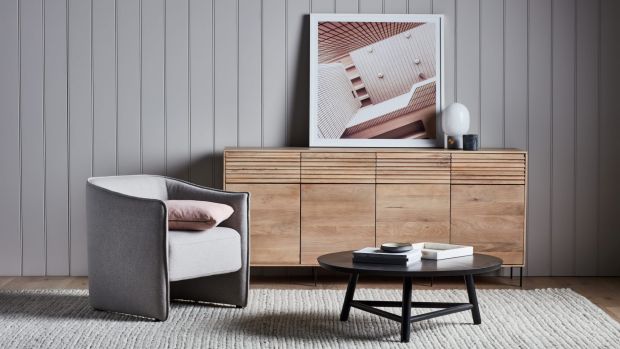 Untuk menambah kesan hangat dan menyenangkan pada ruangan dengan interior Japandi, gunakan berbagai tekstur dan fabric contohnya untuk sofa, bantal, dan tirai dengan kain dengan bahan linen, sutera, beludru, atau kasmir.