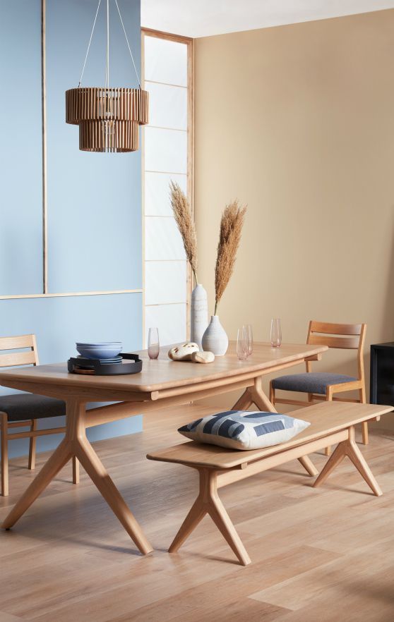 Untuk menambah kesan hangat dan menyenangkan pada ruangan dengan interior Japandi, gunakan berbagai tekstur dan fabric contohnya untuk sofa, bantal, dan tirai dengan kain dengan bahan linen, sutera, beludru, atau kasmir.