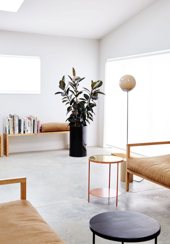 Hindari terlalu banyak motif atau pattern, lebih baik pajang "statement pieces" seperti lampu gantung, lampu meja, cermin, dan vas, atau pot bunga.