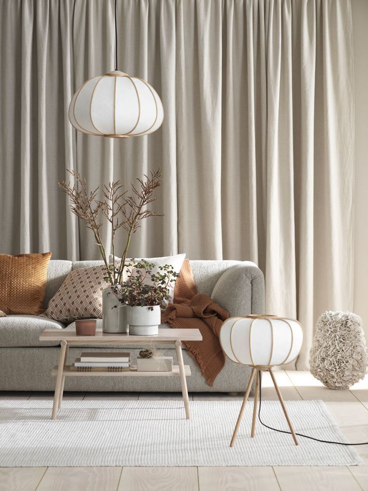 Hindari terlalu banyak motif atau pattern, lebih baik pajang "statement pieces" seperti lampu gantung, lampu meja, cermin, dan vas, atau pot bunga.