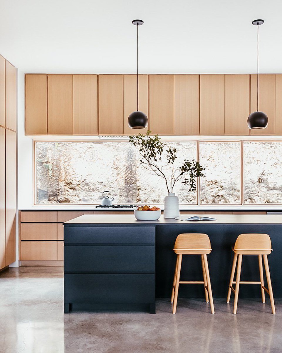 Konsep minimalis dan esensial yang diusung Japandi mendukung "zero clutter" yang menjadi alasan gaya ini sangat cocok diaplikasikan untuk ruang kecil atau ruang terbuka.(semua gambar dari berbagai sumber)