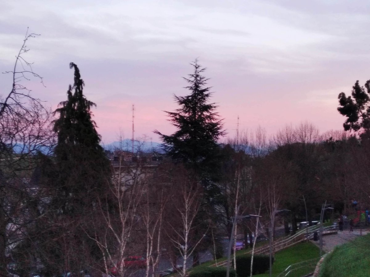 azlibu's tweet image. Gallartako liburutegiaren leihotik ikusitako ilundua. / El atardecer visto ayer desde la ventana de la biblioteca.