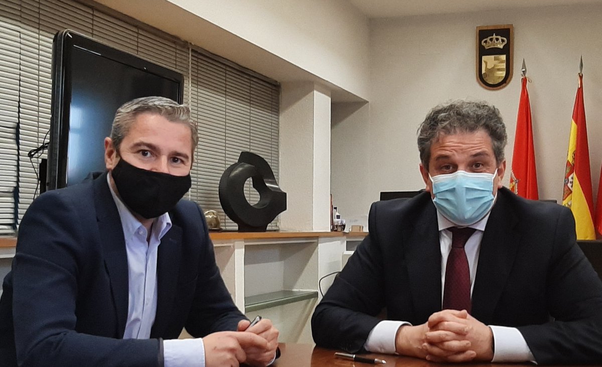 AytoParla's tweet photo. 🚛🏢 La multinacional LIDL @lidlespana formaliza con el Ayuntamiento la instalación en el PAU-5 de #Parla de un gran centro logístico

https://t.co/ctl1gc3LB3 https://t.co/zKffhajfRP