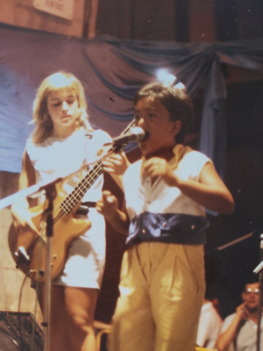 Poca gente lo sabe.
Antes de grabar discos en solitario empeze como musico grabando en mas de 10 discos desde la Bel Canto Orquestra hasta discos de flamenco.En la foto de la derecha estoy acompañando a Jaume Calambuig el director musical y brazo derecho de Diego el Cigala.