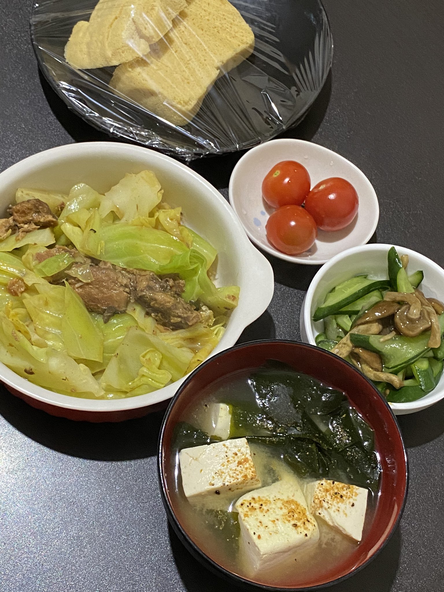 ご飯を美味しく食べるsakaman 夕食 おから蒸しパン 豆腐とわかめのお味噌汁 サバ缶のキャベツ蒸し ミニトマト きゅうりとなめこの中華和え 写真外にビーツとジャガイモのマヨサラダ ご馳走様でした でもなんか物足りないので すでに明日の朝食が