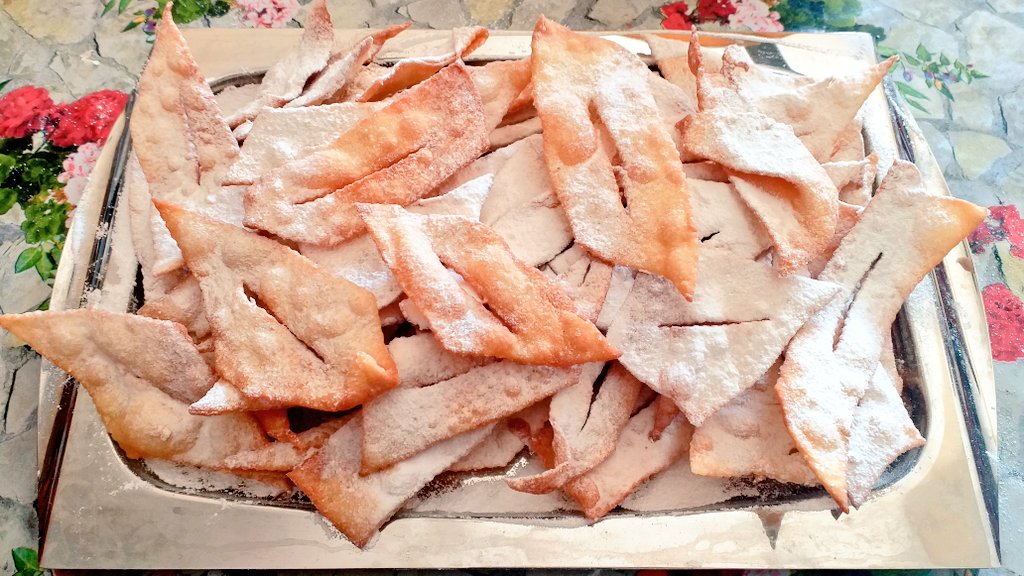 🎶Stelle filanti filano
volano scivolano
assaggia le specialità
dolci delizie di bontà
batti le👏come sai tu
sempre di +  fino a lassù
salta che passa il carro da qui
tu seguilo a ritmo così
Mi diverto con te
ti diverti con me
oggi è CARNEVALE
non andartene via
vivi questa magia!