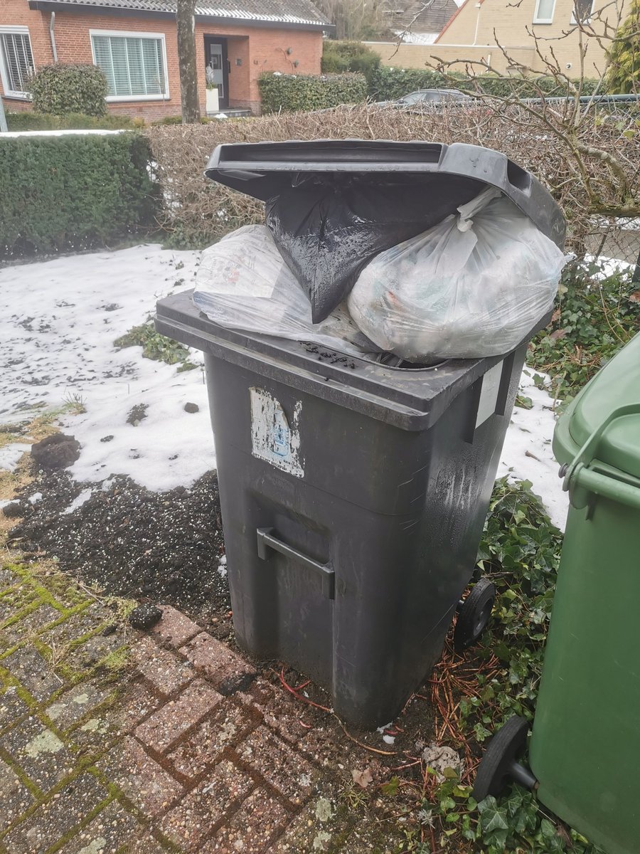 Maar gelukkig mag ik er 5 zakken bij zetten. Over 2 weken... <a href="/gemeentevenlo/">Gemeente Venlo</a> <a href="/Renewi_NL/">Renewi Nederland</a>
