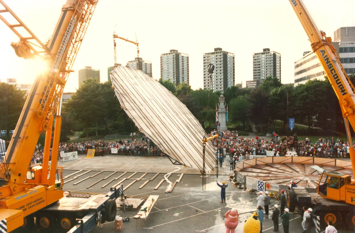 Here's how the Co-Op in Rochdale, UK prepared to make the largest pancake in the world.

Set in 1994, the pancake was 15.01 metres wide and weighed three tonnes! 👀

#PancakeDay