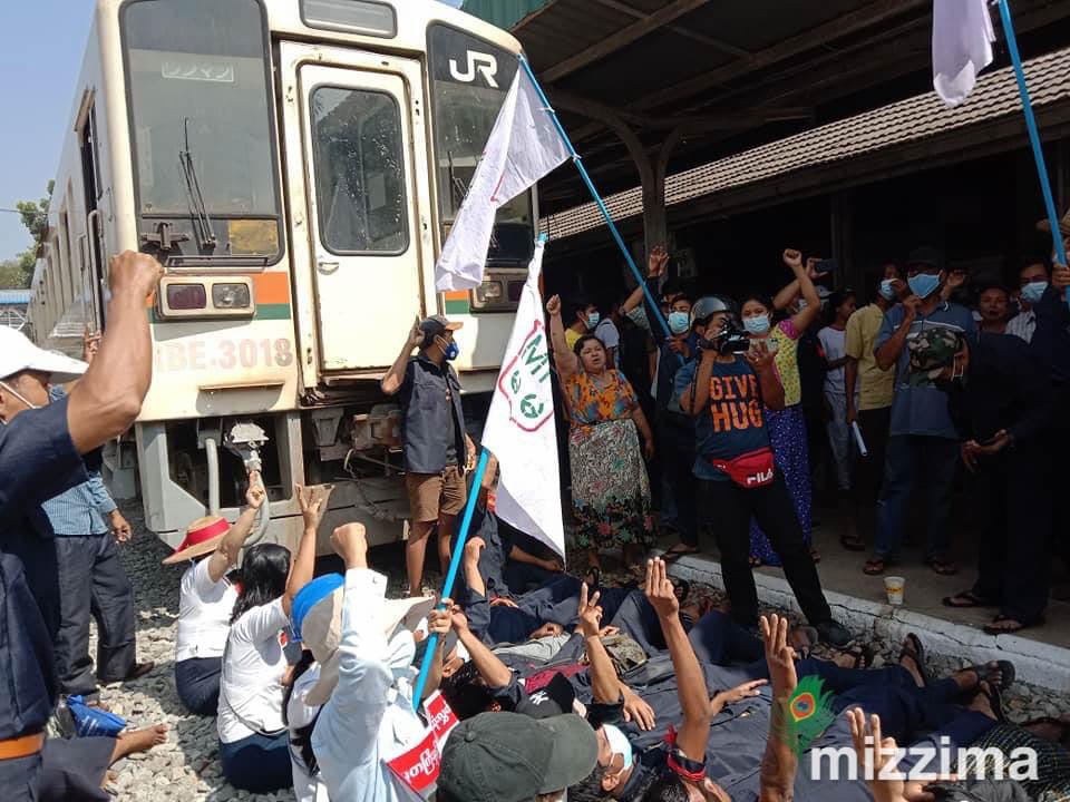 hannayuri_twt's tweet photo. Yangon Circular Railway (Insein) is forced to resume transporting while Myanmar Railway is conducting 💯 CDM nationwide. The staffs lying on the railroad boycotting the use of force and refusing to resume!
Sources - Mizzima

INHUMAN MILITARY 
#Feb16Coup 
#WhatsHappeningInMyanmar https://t.co/NpkDxdjUHt
