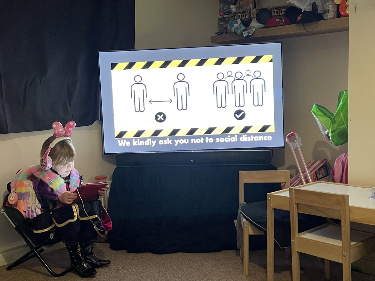 Our flight is in 30 minutes so Scarlett and I are just sat in the first class lounge whilst Heather has gone to visit the breakfast buffet