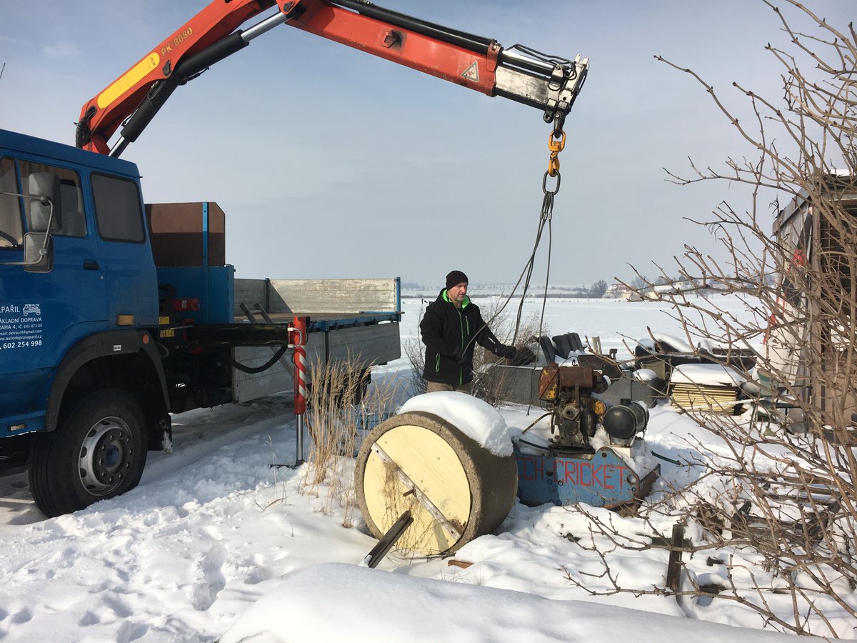 I've wanted for years to get it fixed and so Renča and I organised for a truck to come and collect it today. We had to do it in the snow, so as to not damage the grass and so that we can get it fixed in time to use pre-season. Here it is and getting ready to lift. 2/14
