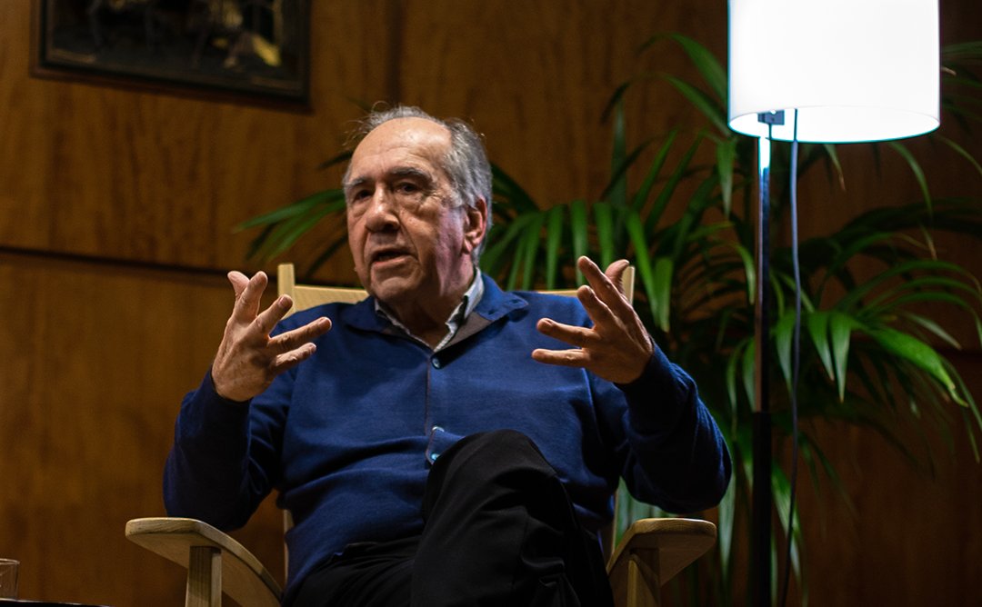 COACGirona's tweet image. “Oh, com m'estimo aquest profund silenci
tan ordenat i clar, fet de maons
de silenci tan ben aparellats”.

Colpits per la mort del company Joan Margarit que va saber establir un pont entre l'#arquitectura i la #poesia.

El nostre més sentit condol per la família I els amics. DEP.