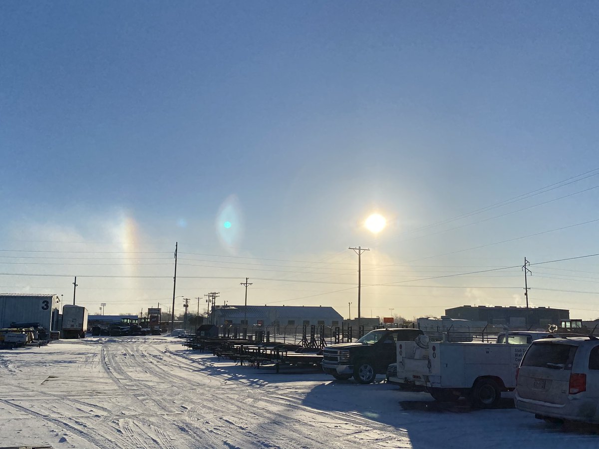 TannerSwift's tweet image. Sun Dogs is Wichita. Another “cool” thing about having an Arctic airmass come visit. #TryingToBePositive
