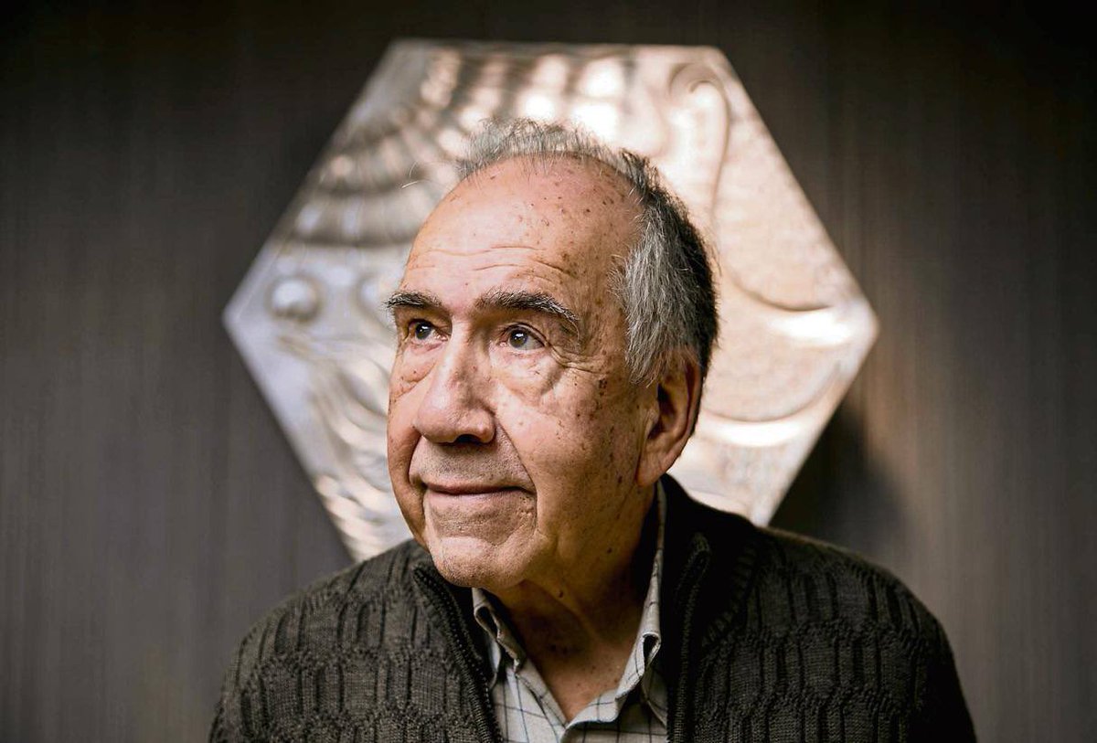 La llibertat és fer l'amor als parcs
La llibertat és quan comença l'alba
en un dia de vaga general
És morir lliure.Són les guerres mèdiques
Les paraules República i Civil
Un rei sortint en tren cap a l'exili
La llibertat és una llibreria

Que la terra et sigui lleu, Joan Margarit