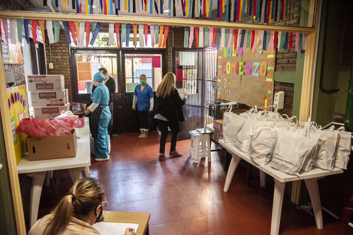 Además, entendemos que el desayuno, el almuerzo y el refrigerio son esenciales para el desarrollo de los chicos y las chicas. Por eso, continuamos entregando la canasta escolar nutritiva para asegurar, de forma cuidada, los nutrientes necesarios a los estudiantes.
