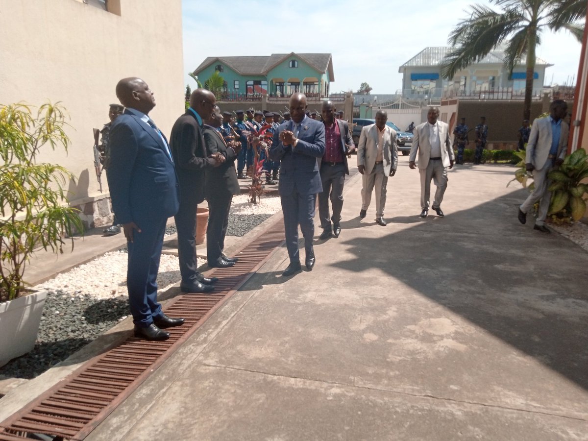 MininterInfosBi's tweet photo. Réunion du Ministre du @MininterInfosBi avec les nouveaux membres des cabinets des gouverneurs et les gouverneurs pour lancer les premiers au travail dans l'esprit de RETA MVYEYI RETA NKOZI. Il leur a expliqué leurs cahiers de charges et leur recommandé le dévouement au travail. https://t.co/4xfNRslmyE