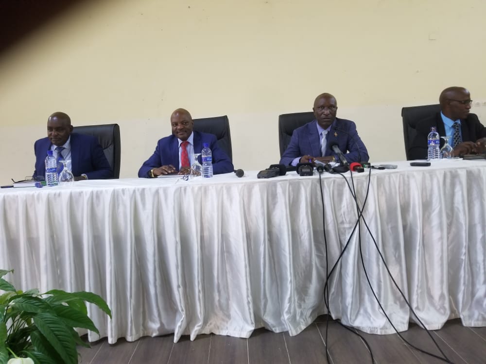 MininterInfosBi's tweet photo. Réunion du Ministre du @MininterInfosBi avec les nouveaux membres des cabinets des gouverneurs et les gouverneurs pour lancer les premiers au travail dans l'esprit de RETA MVYEYI RETA NKOZI. Il leur a expliqué leurs cahiers de charges et leur recommandé le dévouement au travail. https://t.co/4xfNRslmyE