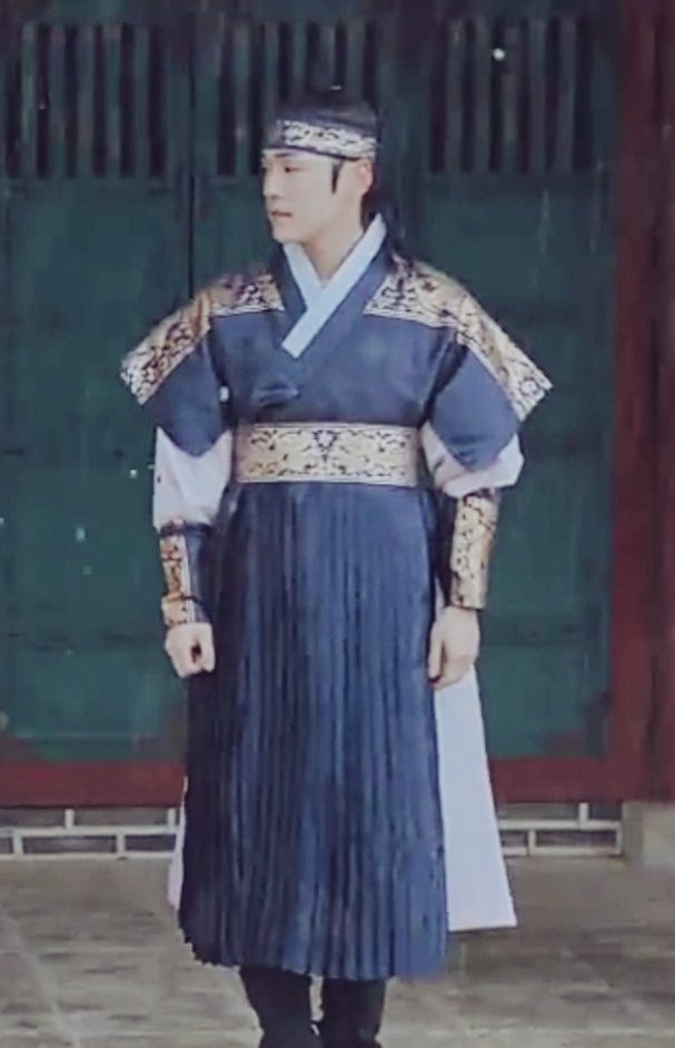 RTuaton's tweet photo. เอ็นดูฝ่าบาทใส่ชุดนี้ ปุ๊กปิ๊กมาก5555 แต่ยังคงหล่ออยู่ดี😚 คิดถึงอีกแล้ว.. #MrQueen https://t.co/nQKj5depbD