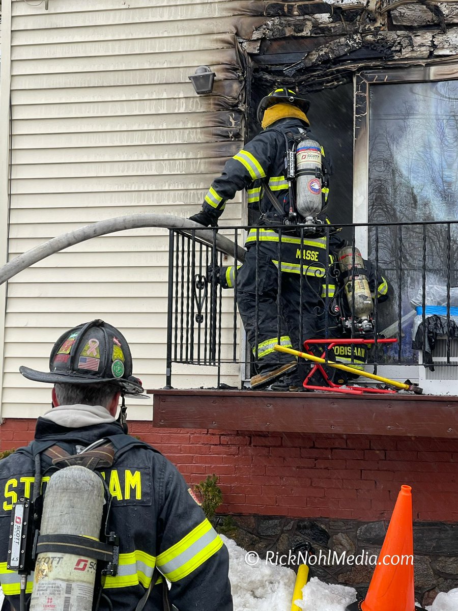 RickNohl's tweet image. Woburn MA 2nd Alarm 4 Federal St. large 2 1/2 wood frame dwelling. DWH