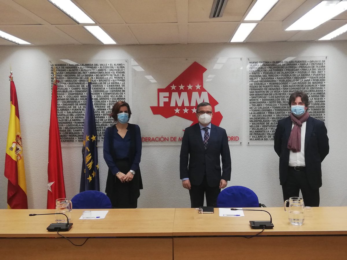 EmpleoCMadrid's tweet photo. 👉 La viceconsejera @emblazq se ha reunido hoy con @GuillermoHita y @JavierAyalaO para impulsar la colaboración con las Agencias de Colocación Locales de la #REMAC de @FedMMadrid.
🤝 Trabajamos juntos para mejorar la empleabilidad en la @ComunidadMadrid. https://t.co/TK4oEbYcwa