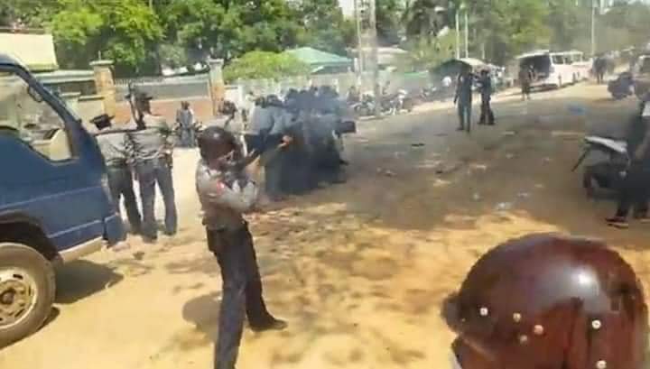 This afternoon, police attacked with water cannons and fired to peaceful protesters at Myaung Mya and 6 protestors were hit by rubber bullets &amp; guns.
INHUMAN MILITARY 
#WhatsHappeningInMyanmar #Feb16Coup