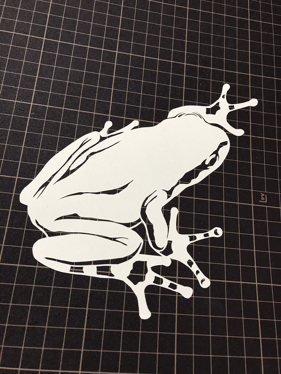 自分の作品ではやらないけど、ずっと前に自分で撮った写真から切り絵作るやり方を記録したやつ。
うすく画像をプリントアウト
↓
輪郭を描いて、黒い部分 or 暗い部分を黒で塗る
↓
黒い部分を切り抜いた後、輪郭を切る
↓
表に返して完成 (裏側から切ってます)
