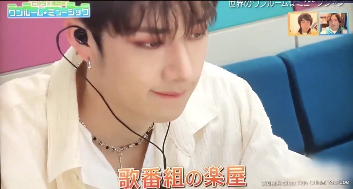 he uses shure in ear monitors for more portability when making beats on the road, no these are not like regular earbuds, these fine tune the sound so it’s as accurate as you mix it