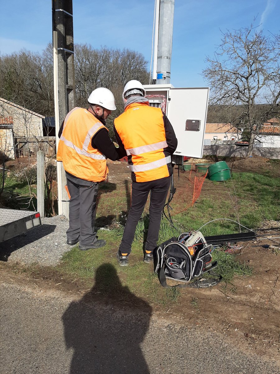 PatCharente's tweet photo. Une opération d'entretien du Réseau Cuivre ce jour sur Vilhonneur avec la Boucle Orange de la Charente .
#UISO ,#DOGSO, merci Xavier , Maxime , Tanguy , Victor https://t.co/bwr5gx9jzk