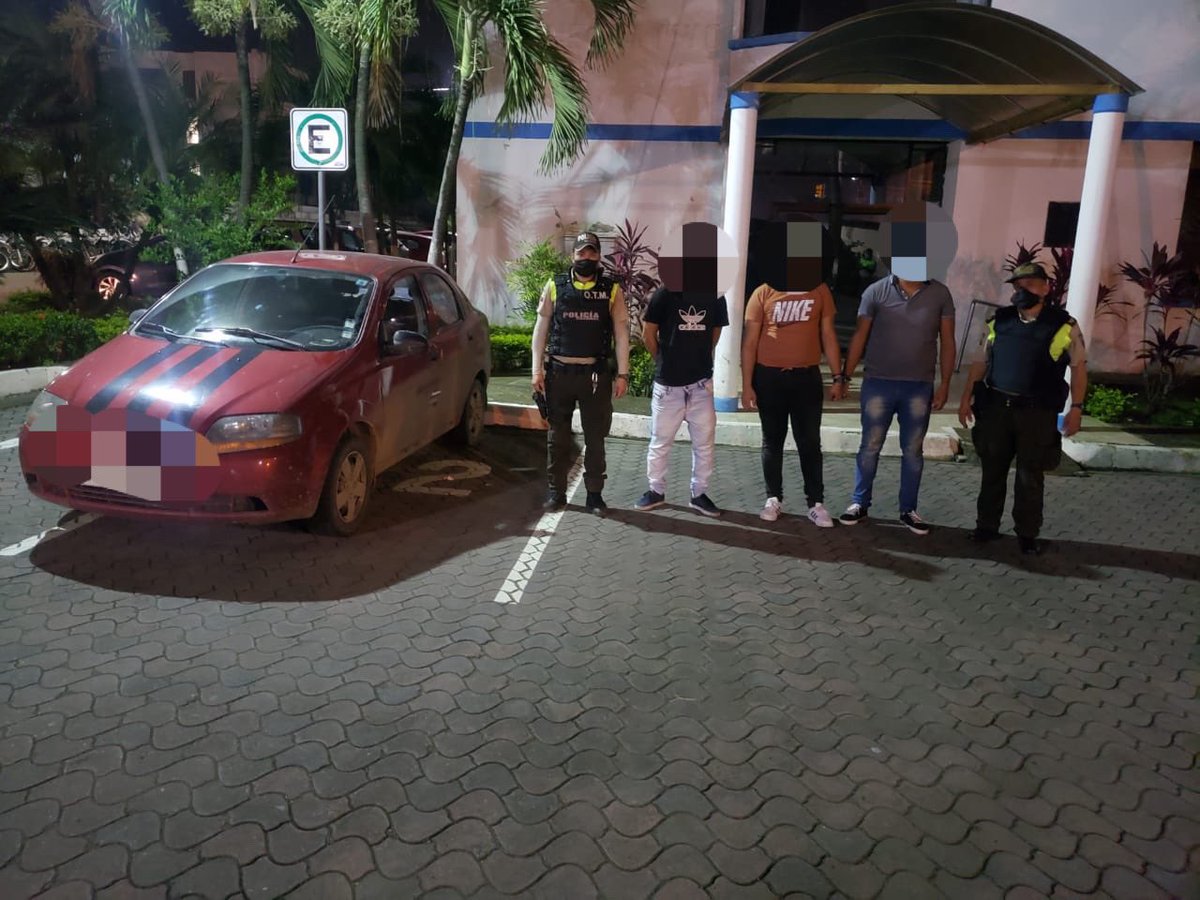 PoliciaEcuador's tweet photo. EFECTIVA INTERVENCIÓN👇

En atención a una víctima de asalto y robo de su vehículo en Pascuales #GYE, activamos de inmediato un operativo que permitió la aprehensión de tres ciudadanos y la recuperación del automotor.  

#CombateAlDelito https://t.co/ECThUc1l3K