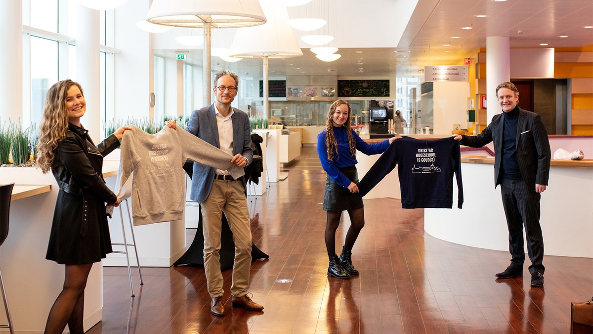 Vandaag hebben studenten Valerie en Janien een hoodie van Driestar hogeschool overhandigd aan <a href="/PieterVerhoeve/">Pieter Verhoeve</a> en onderwijswethouder @ThierryVanVugt. Met het overhandigen van de hoodie wil Driestar hogeschool de band met Gouda onderstrepen. bit.ly/2Zl0hTd