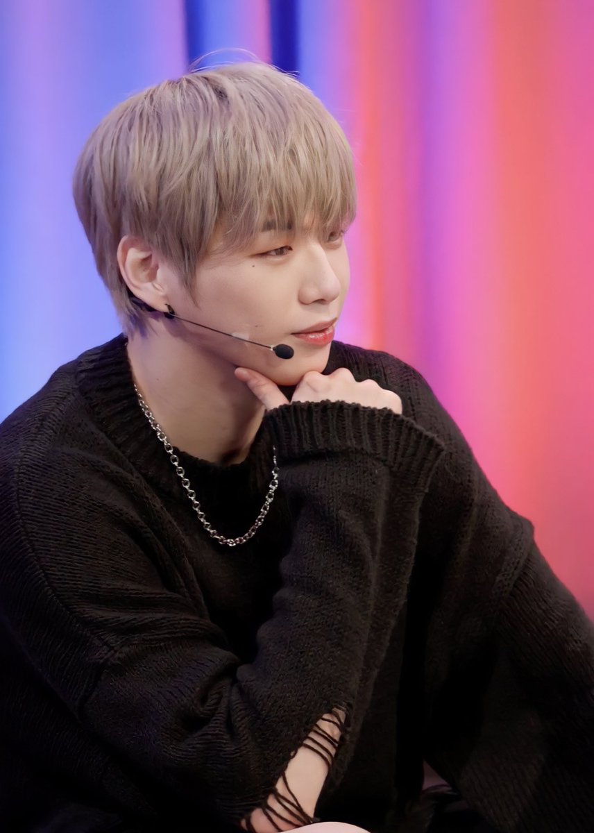 RingringADaniEl's tweet photo. 캡처 보정본🙉🙈🙊❤️
울 다니엘 넘 멋있구 잘생겨따...ㅎ

#강다니엘 #KANGDANIEL #PARANOIA @konnect_danielk https://t.co/qH07SmvrOD
