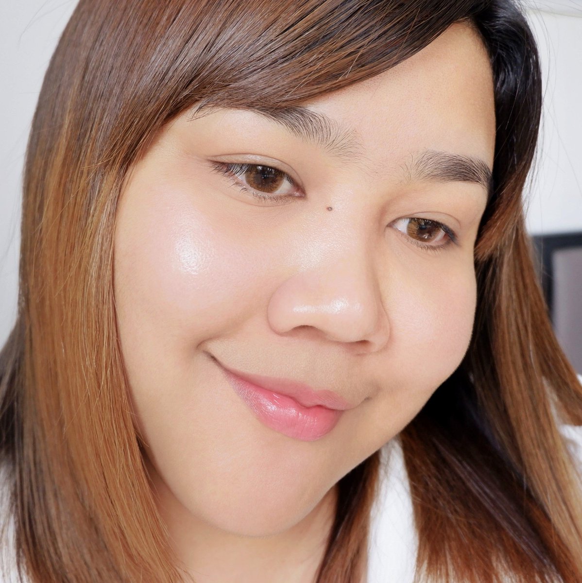 Foybeautydiary's tweet image. ฮาดะพรีเมียมคือสุดปังนะ ปกติก็ใช้ดีทั้งคู่อยู่แล้ว ใช้คู่กันยิ่งหน้าเด้งคูณสอง เราจะตบสีน้ำเงินก่อนเพราะเนื้อเบากว่า เพื่ออัพผิวใส แล้วตามด้วยสีทองฉ่ำๆ ให้ผิวฟูชุ่มชื้น ไม่หมองไม่โทรม ใช้คู่แล้วหน้าใส ผิวฟูแน่นมากบอกเรย ขวดใหญ่ใช้ได้นาน คุ้มจิงงง #น้ำตบจบทุกปัญหาผิว #howtoperfect