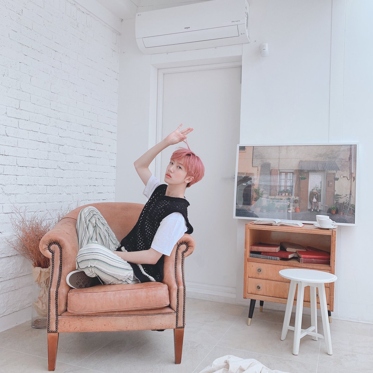 wonjin mc !!! he was complimented for being such a great mc ! ( letter attached <3 ) cr to BANIBANI042020 for the trans !!