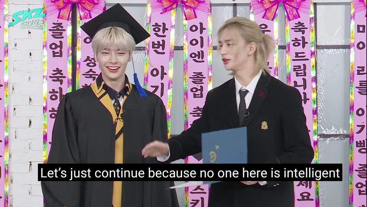 fanningcraves's tweet image. o hyunjin fazendo a cerimônia do jeongin e o jisung “não acho que as notas dele tenham sido boas” e o hyunjin “vamos apenas continuar pq ninguem aqui é inteligente”

KKKKKKKKKK SÉRIO ELES JUNTOS