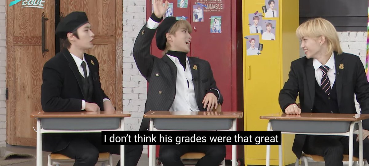 fanningcraves's tweet image. o hyunjin fazendo a cerimônia do jeongin e o jisung “não acho que as notas dele tenham sido boas” e o hyunjin “vamos apenas continuar pq ninguem aqui é inteligente”

KKKKKKKKKK SÉRIO ELES JUNTOS