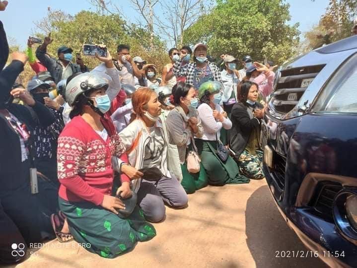 Elsa31989717's tweet photo. People from Myaung Myo (Myanmar) protested peacefully to reject Military and police arrested one high school teacher for being participated. People requested not to arrest by sitting on the ground. Police dispersed protestors violently.
#WhatsHappeningInMyanmar 
#Feb16Coup https://t.co/mZXN1dkPpf