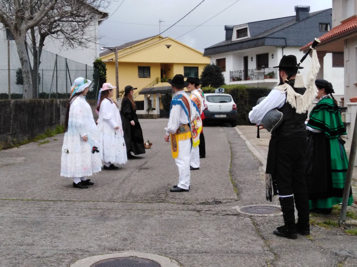 xcgcampo's tweet photo. #Redondela Neste martes de Entroido, no que nada se pode celebrar, o recoñecemento do BNG á xente que traballa por manter viva a tradición das Madamas e Galáns de #Cabeiro. https://t.co/js5wMx9L1H