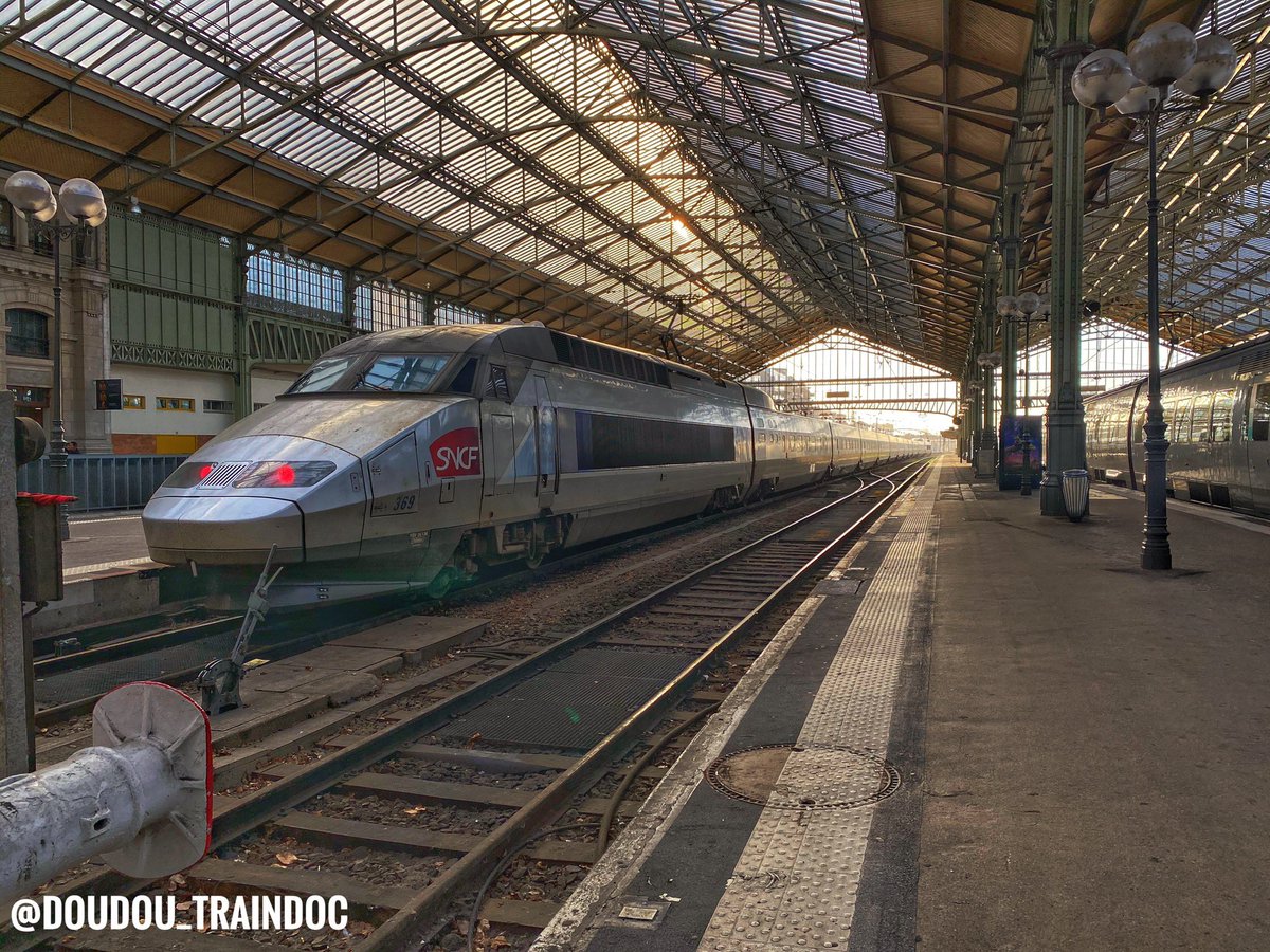 Le mot "Les Rouges" ne désigne pas des gens qui vivent dans le froid avec des manteaux gris et des chaussures à fermeture éclairs , mais les feux rouges arrières du train qui signalant la partie arrière et menée du train .