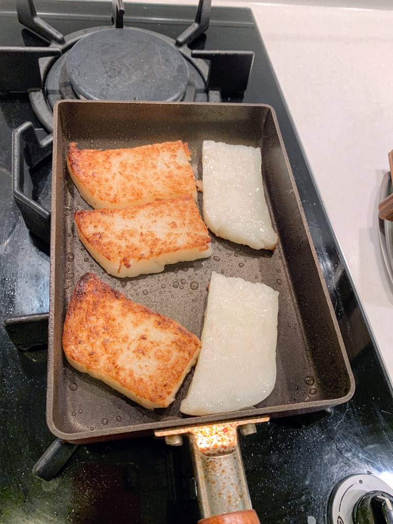 Elielin Jp ついに蘿蔔糕 大根餅 をこんがり焼きあげるコツを掴んだぞ フライパンに薄く 油を引き 煙が出るぐらいに熱してから蘿蔔糕投入 そこで常温の油を片側から入れ 蘿蔔糕の下に行き届くようにフライパンを傾け まさに焼き 揚 げる 油