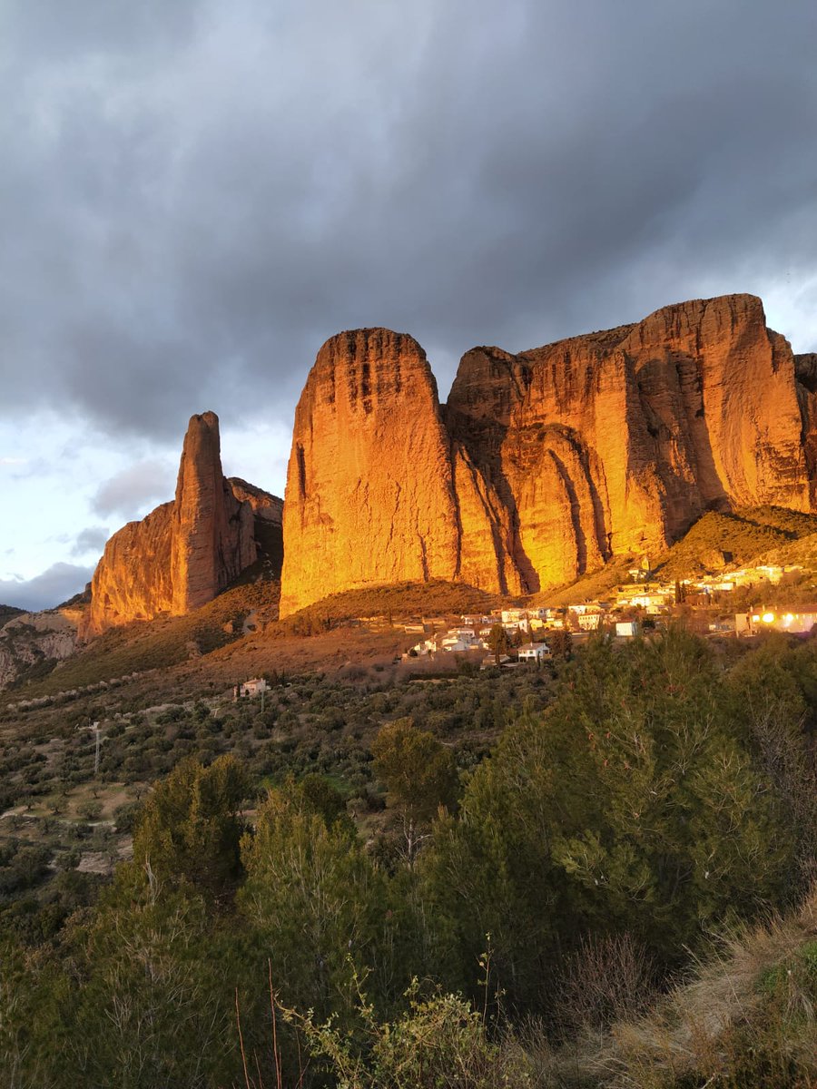 cosmosfan_com's tweet photo. Buscando nuevos escenarios de película😉
De ruta por Riglos (Huesca), localizando para el cortometraje 'La Canción del Loco Ralph', de @alfonsodesentre y Cosmos Fan.
¡Muchas ganas de volver a la batalla!🎥
#localizando #cortometraje #LaCanciónDelLocoRalph https://t.co/6zOOsjLHoc