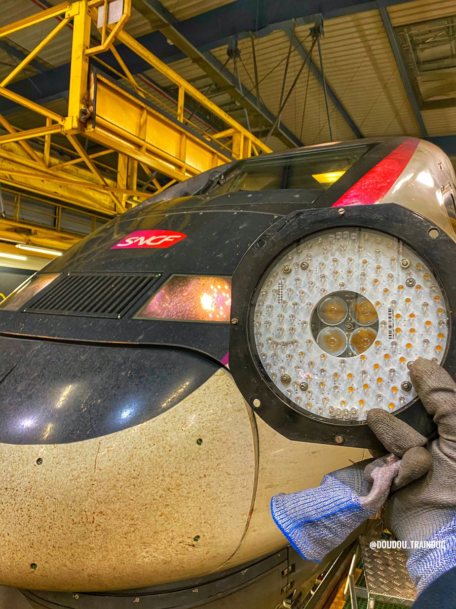 La livraison de la deuxième tranche des rames Dasye (726 à 750) et des rames 2N2 apporta du changement.Les rouges et les fanaux passent en LED et utilisent à présent le même bloc. Les projecteurs restent assurés par une ampoule halogène cette fois de type H1. 