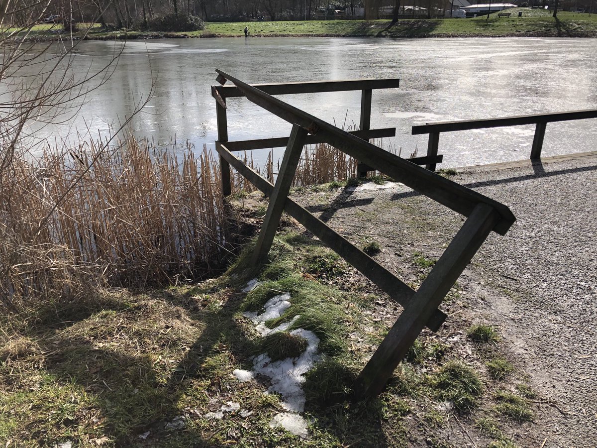 JongelingJ's tweet photo. ⁦@gemeenteweert⁩ : schade aan de visplaats vijver Graswinkel (en aan de overkant rommltje bij de prullenbak). https://t.co/jghLt6xucB
