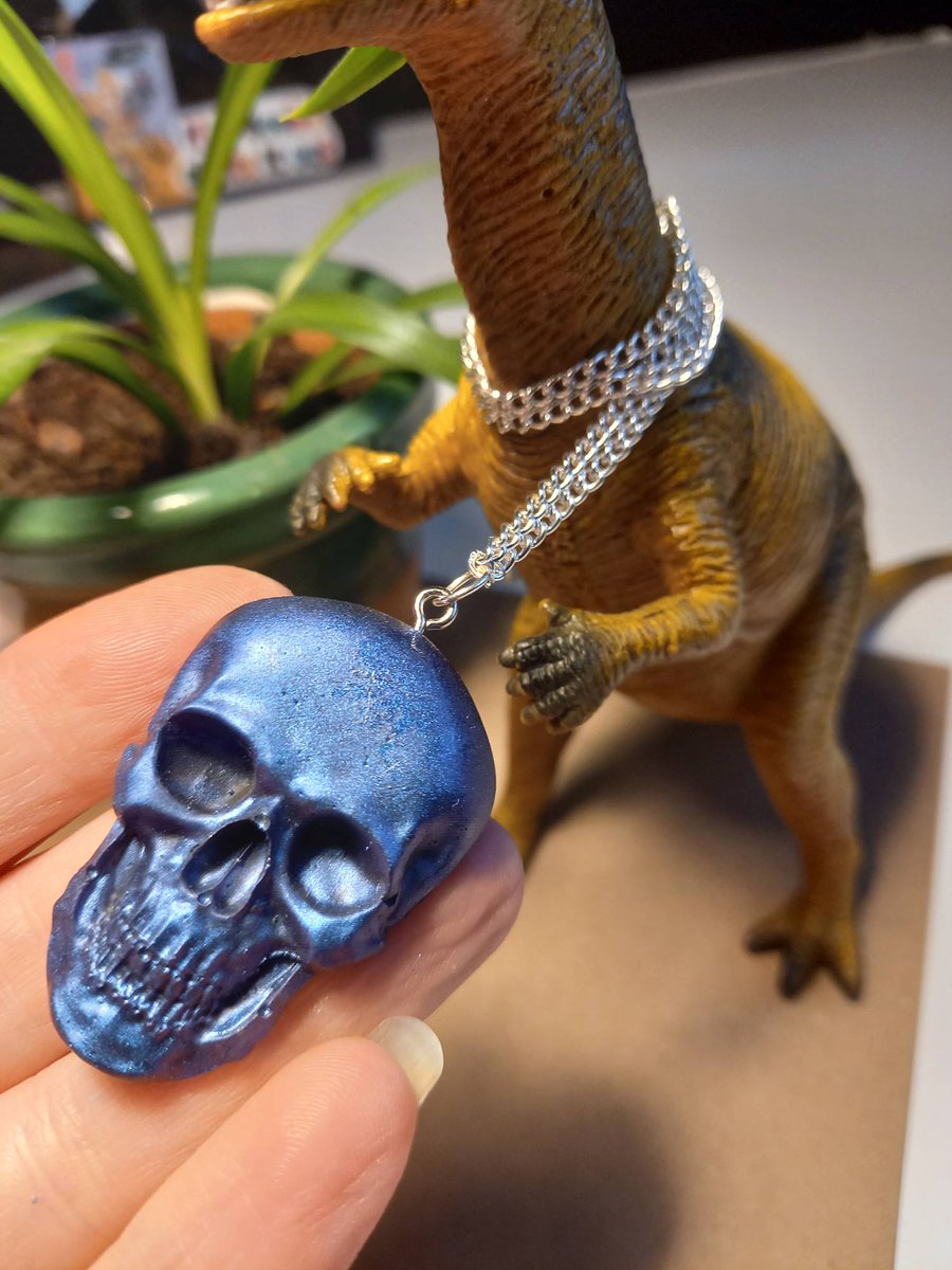 kezrybeeCreate's tweet image. I've got my crafty mojo back and am loving creating necklaces and earrings from my resin creations. I will beadding these to my Etsy shop soon.  What colour would you like to see next? #resincrafts #giftsgalore #etsyseller #accessoriesarefab