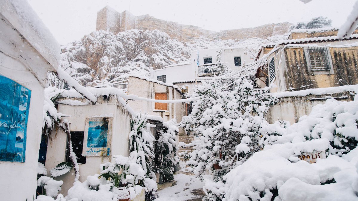 You know what’s even rarer than a quiet #Athens? A snowy Athens! Sending warm thoughts (and a couple of #snowballs) your way❄️❄️ Photos by Thomas Gravanis | #ThisisAthens