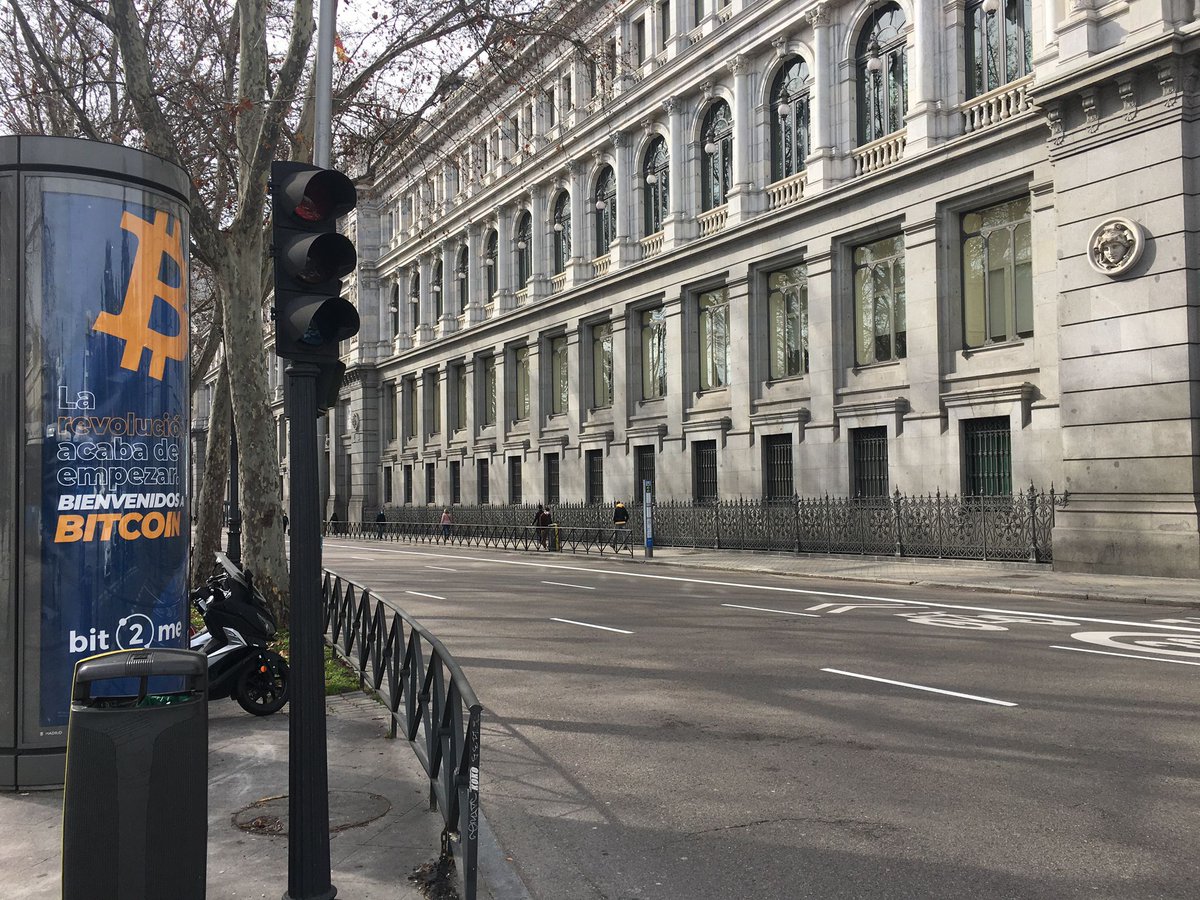 javierbitcoin's tweet photo. Dicho y hecho!! Tenemos foto al lado del Banco de España!! 🤣🤣🤣🤣 https://t.co/Ww5c1WGScZ