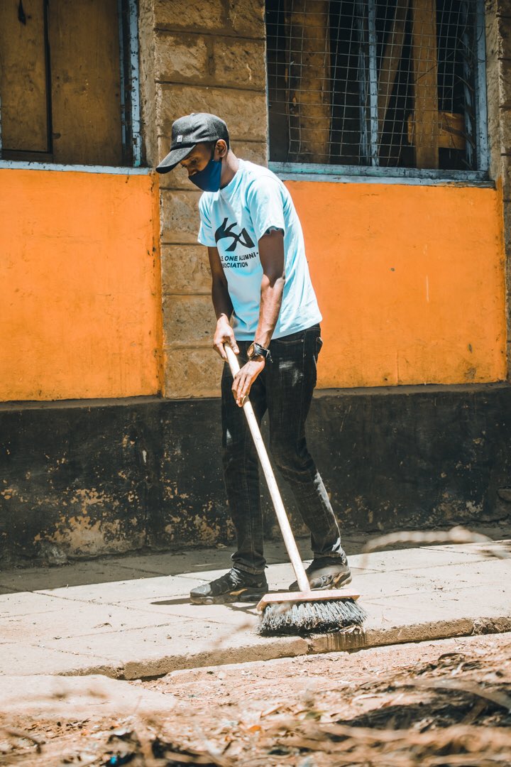 kayole_one's tweet photo. #Servicetohumanity is service to God💪@kayole_one @danivelmay @citizentvkenya @ntvkenya @EduMinKenya @UNESCO @UNEP @unhabitatyouth @UN members at a past clean up exercise before reopening of schools in Kenya. https://t.co/X7YANDOxNo