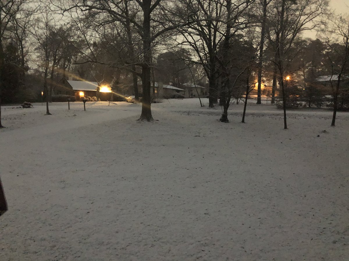 AMarcum123's tweet photo. @spann woke up to a winter wonderland in bluff park! Light snow still falling. https://t.co/xJl52ylwcy