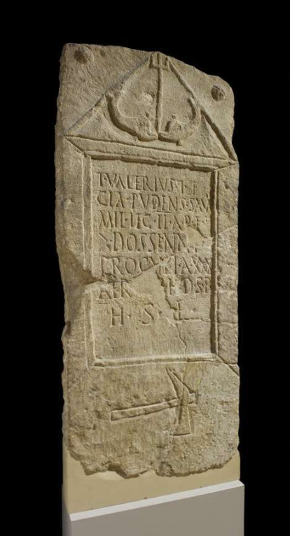 For today's  #EpigraphyTuesday thread here's a Romano-British tombstone, that of Titus Valerius Pudens, ca. 1st Century AD, discovered on Monson Street in Lincoln in 1849.Image: British Museum (1853,1108.1)