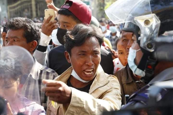 This man was just standing near his bike when police came to take him by force. He kept begging "I wasn't doing anything. I was just standing here looking at my bike".But still police hit him, verbally assaulted him and took him away.
#MyanmarPoliceBrutality