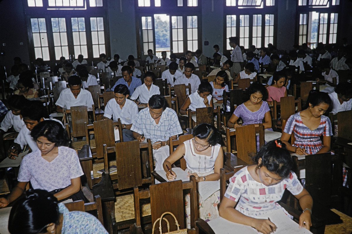 mazzini_gsp's tweet image. Jangan berisik, ada yang lagi ujian
Mahasiswa dan Mahasiswi Universitas Gajah Mada sedang melaksanakan ujian. Perkiraan tahun 1960-an
📸 By Harrison Forman